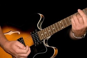 Ưu, nhược điểm của các hình thức dạy đàn guitar cơ bản